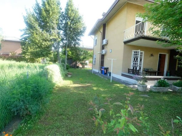 casa indipendente in vendita a Novi di Modena