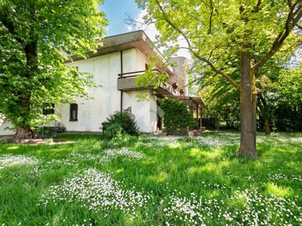 casa indipendente in vendita a Novi di Modena in zona Rovereto sulla Secchia