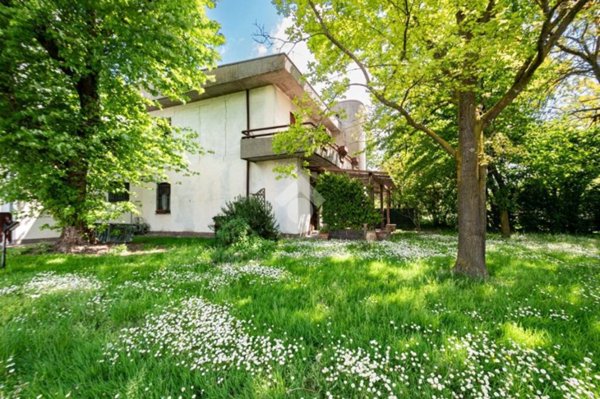 casa indipendente in vendita a Novi di Modena in zona Rovereto sulla Secchia