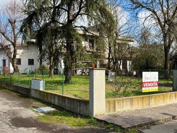 casa indipendente in vendita a Novi di Modena