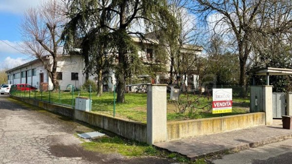 casa indipendente in vendita a Novi di Modena