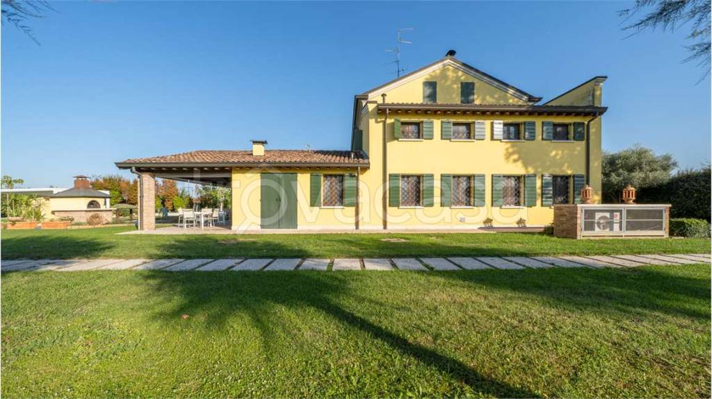 casa indipendente in vendita a Novi di Modena