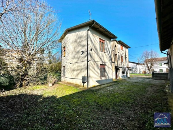 casa indipendente in vendita a Novi di Modena