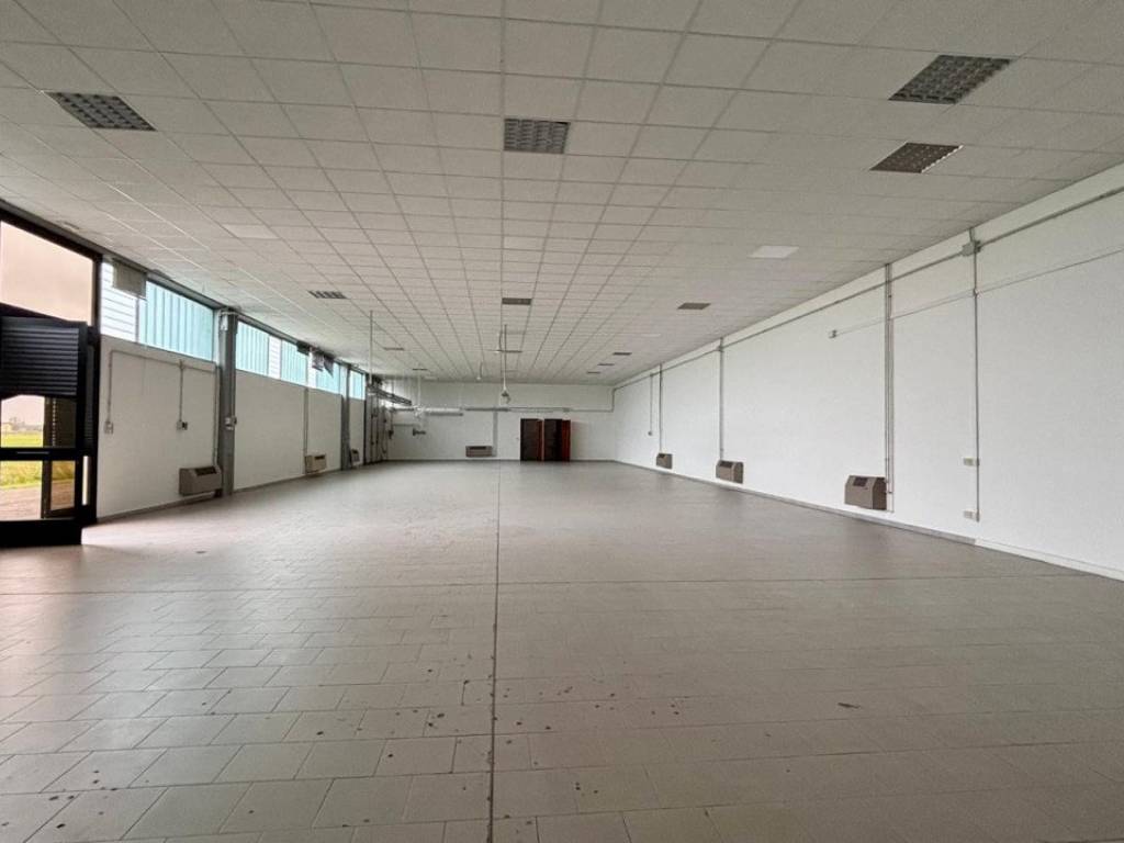 locale commerciale in vendita a Novi di Modena