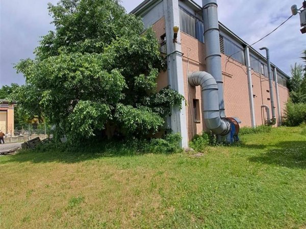 locale commerciale in vendita a Novi di Modena