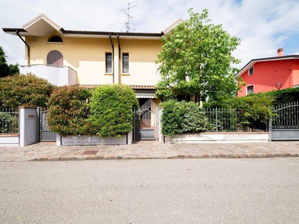 casa indipendente in vendita a Novi di Modena