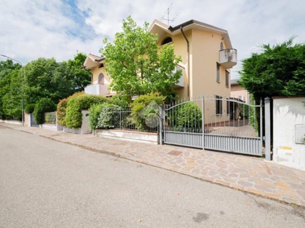 casa indipendente in vendita a Novi di Modena