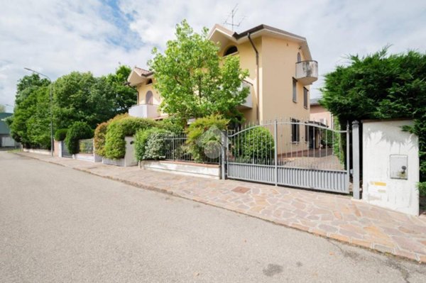 casa indipendente in vendita a Novi di Modena