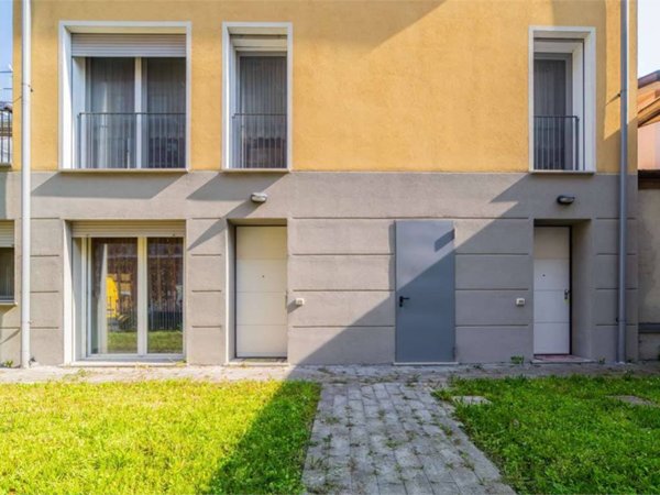 casa indipendente in vendita a Novi di Modena