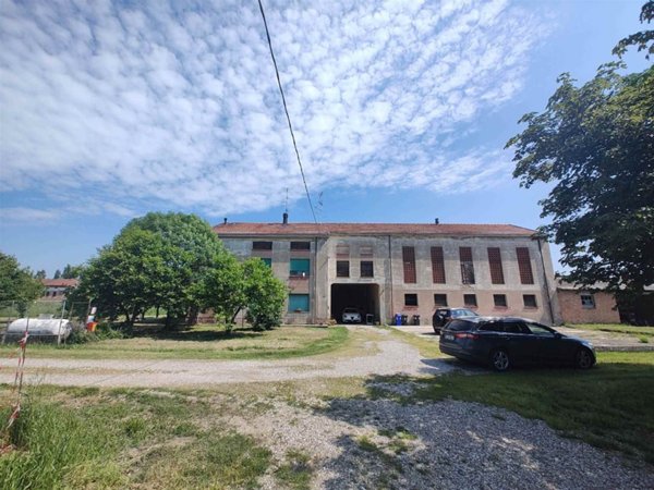 casa indipendente in vendita a Novi di Modena