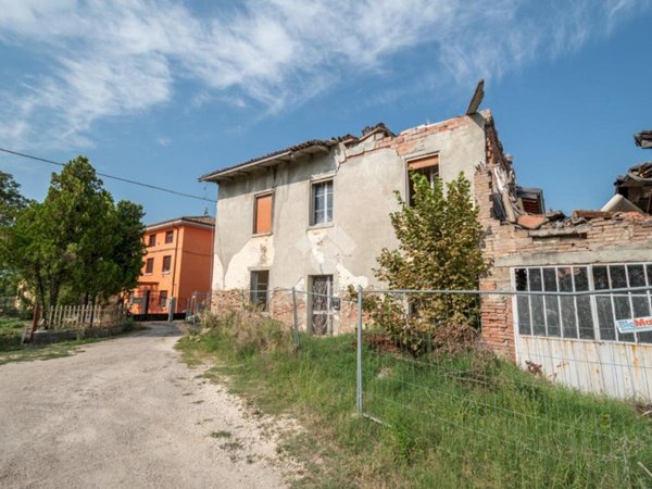 casale in vendita a Novi di Modena