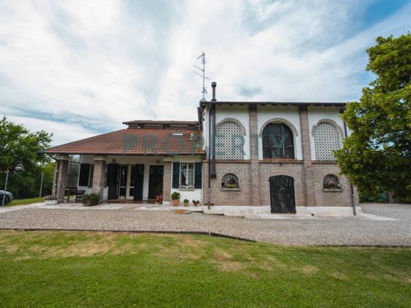 casa indipendente in vendita a Novi di Modena