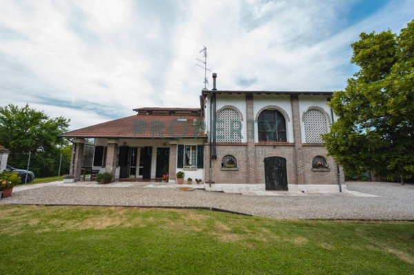 casa indipendente in vendita a Novi di Modena