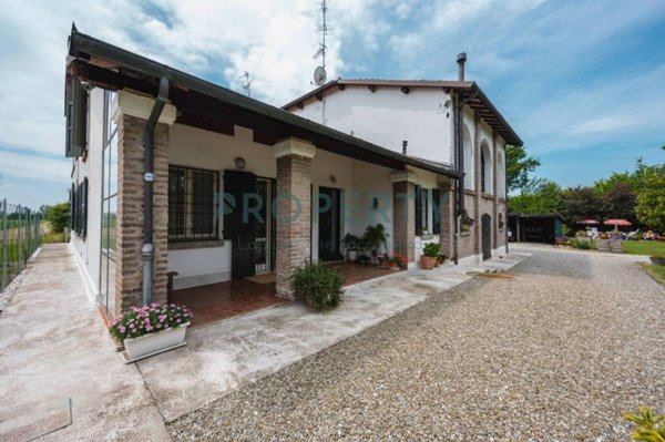 casa indipendente in vendita a Novi di Modena