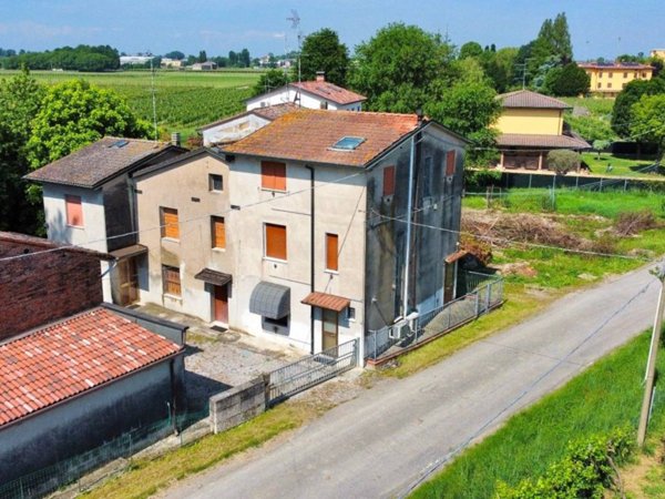 casa indipendente in vendita a Novi di Modena
