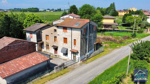 casa indipendente in vendita a Novi di Modena