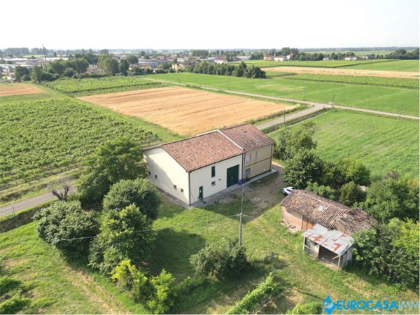 casa indipendente in vendita a Novi di Modena