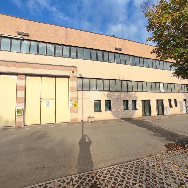 locale commerciale in vendita a Novi di Modena