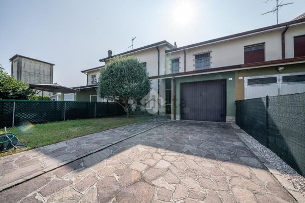 casa indipendente in vendita a Novi di Modena