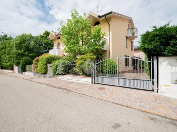 casa indipendente in vendita a Novi di Modena