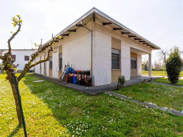 casa indipendente in vendita a Novi di Modena
