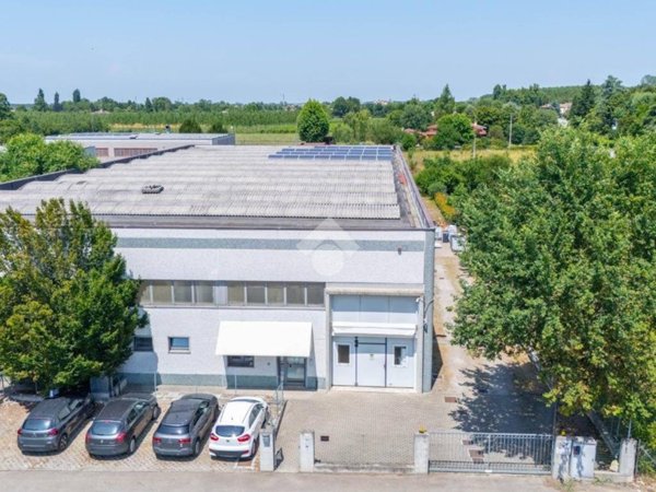 locale commerciale in vendita a Novi di Modena