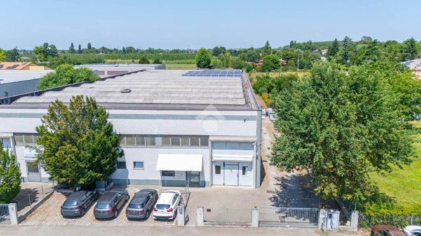 locale commerciale in vendita a Novi di Modena in zona Rovereto sulla Secchia