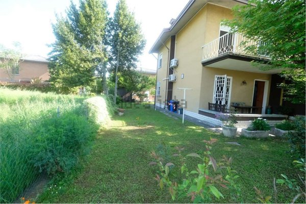 casa indipendente in vendita a Novi di Modena