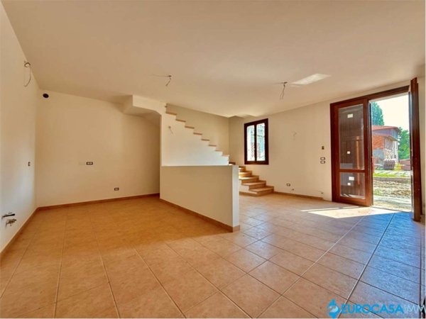 casa indipendente in vendita a Novi di Modena