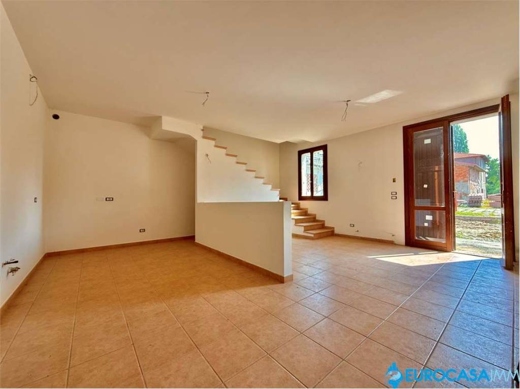 casa indipendente in vendita a Novi di Modena