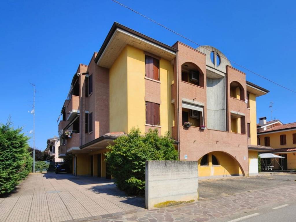 appartamento in vendita a Novi di Modena in zona Rovereto sulla Secchia
