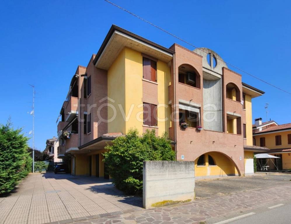 appartamento in vendita a Novi di Modena in zona Rovereto sulla Secchia