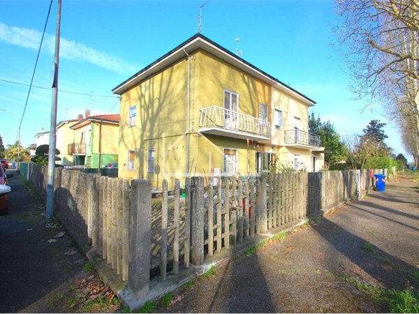 casa indipendente in vendita a Novi di Modena