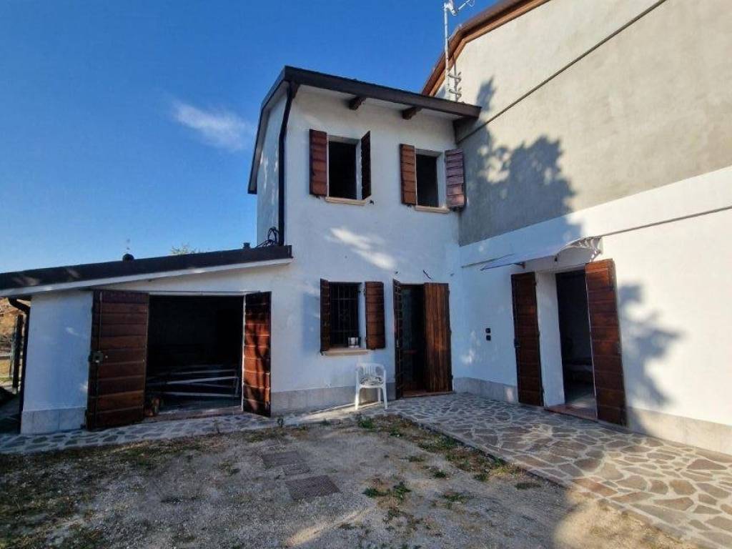 casa indipendente in vendita a Novi di Modena in zona Sant'Antonio in Mercadello