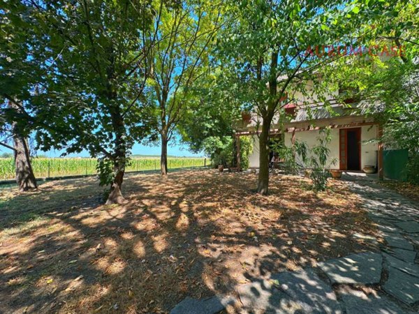 casa indipendente in vendita a Novi di Modena