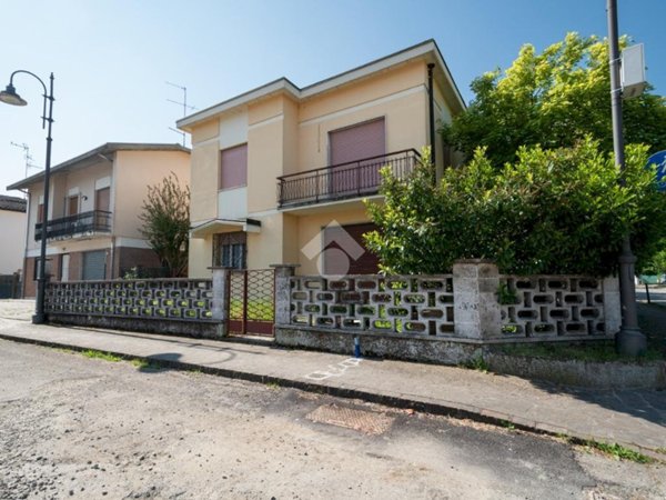 casa indipendente in vendita a Novi di Modena in zona Sant'Antonio in Mercadello