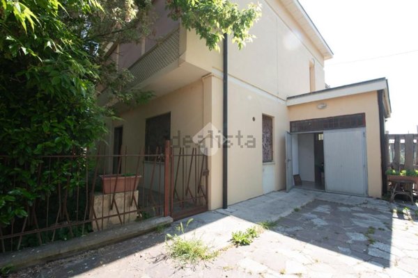 casa indipendente in vendita a Novi di Modena in zona Sant'Antonio in Mercadello