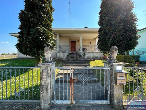 casa indipendente in vendita a Novi di Modena