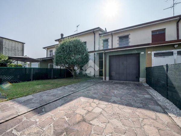 casa indipendente in vendita a Novi di Modena