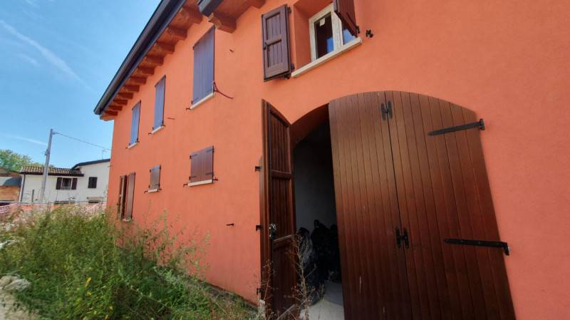 casa indipendente in vendita a Novi di Modena in zona Sant'Antonio in Mercadello