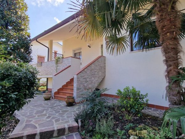 casa indipendente in vendita a Novi di Modena in zona Rovereto sulla Secchia