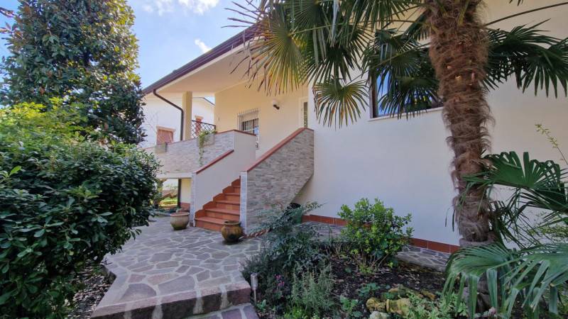 casa indipendente in vendita a Novi di Modena in zona Rovereto sulla Secchia