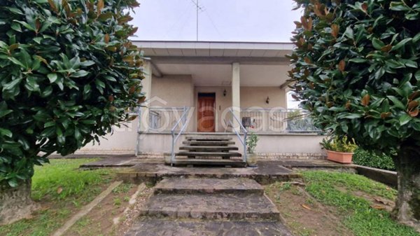 casa indipendente in vendita a Novi di Modena