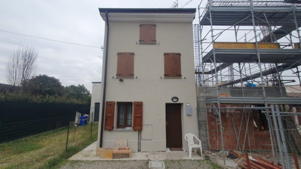 casa indipendente in vendita a Novi di Modena in zona Rovereto sulla Secchia