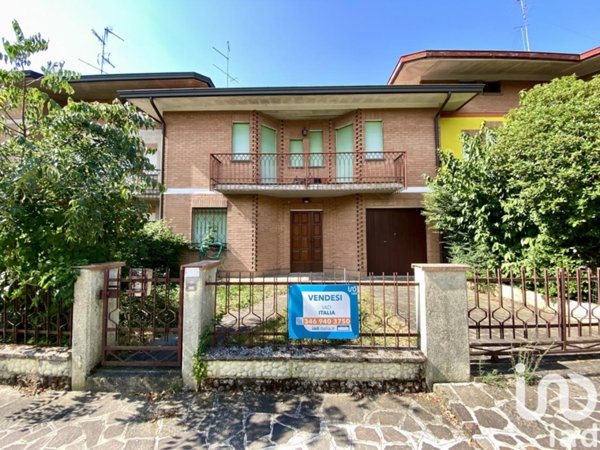 casa indipendente in vendita a Novi di Modena in zona Rovereto sulla Secchia