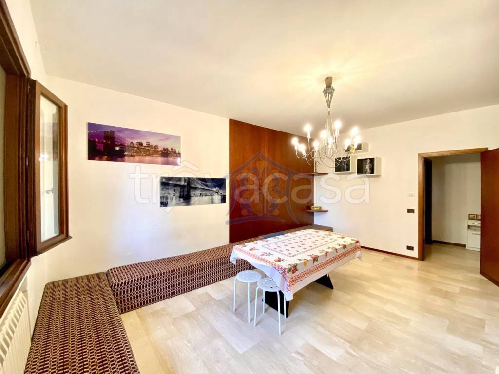 casa indipendente in vendita a Novi di Modena