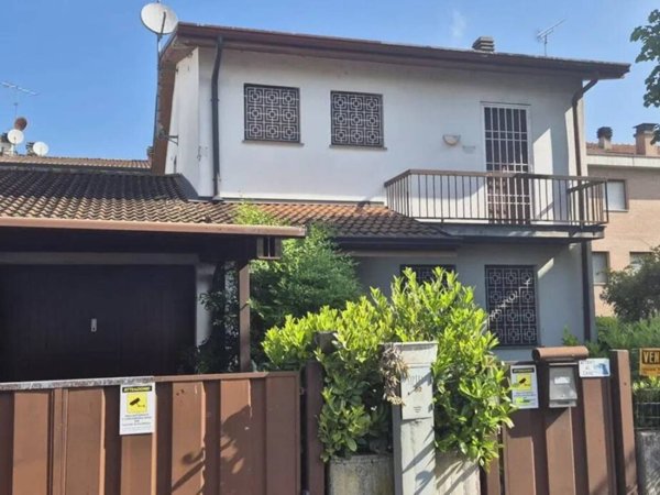 casa indipendente in vendita a Novi di Modena