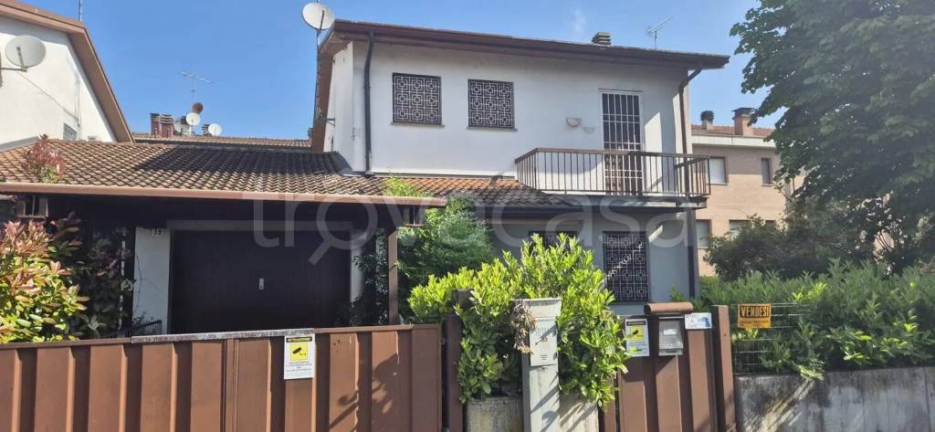 casa indipendente in vendita a Novi di Modena