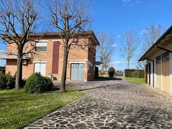 casa indipendente in vendita a Novi di Modena