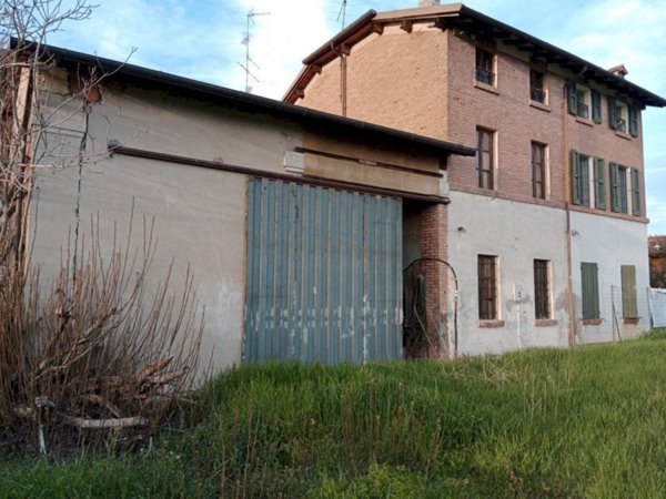casale in vendita a Novi di Modena in zona Rovereto sulla Secchia